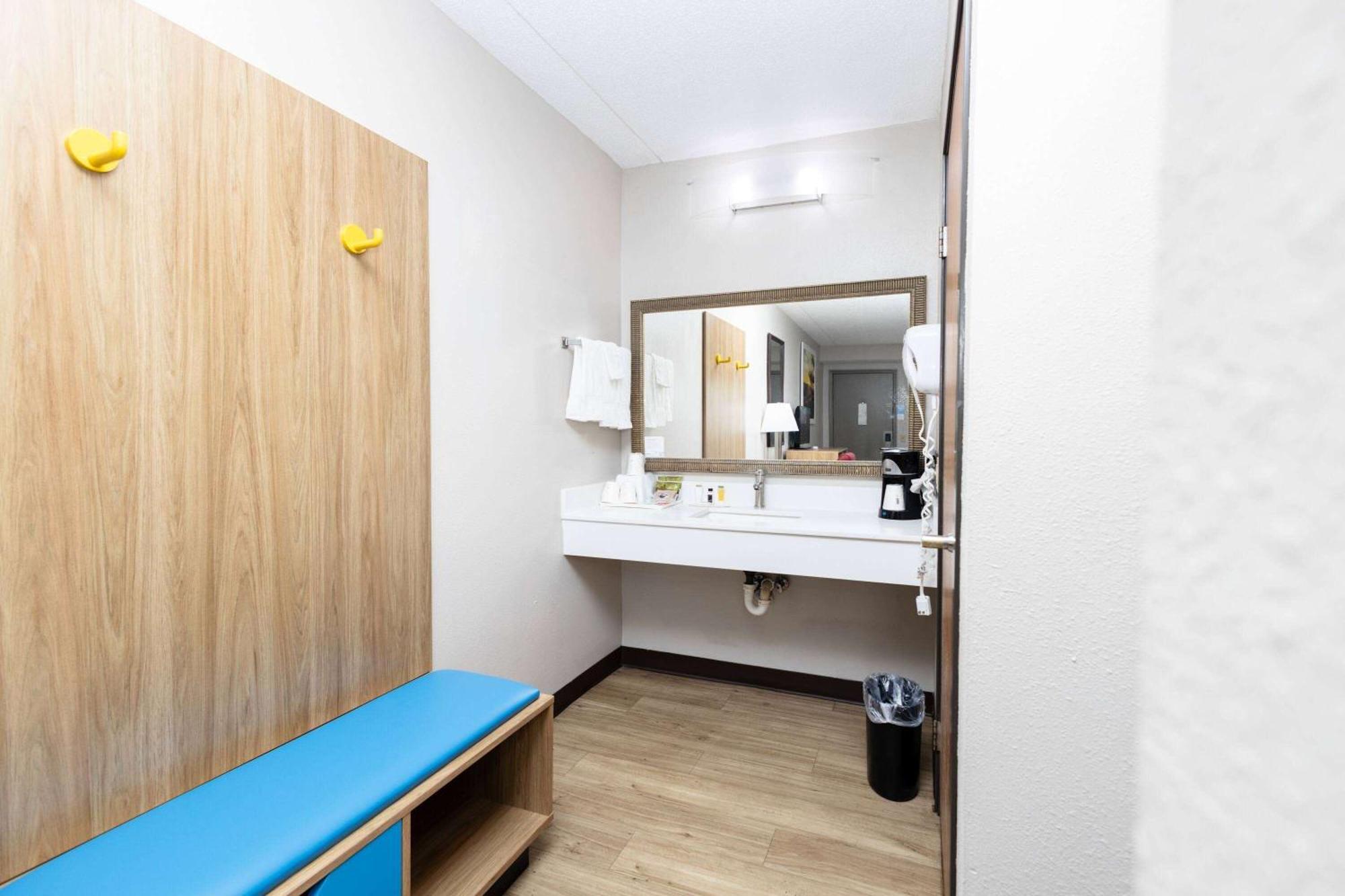 Days Inn By Wyndham Dayton Huber Heights Northeast Esterno foto