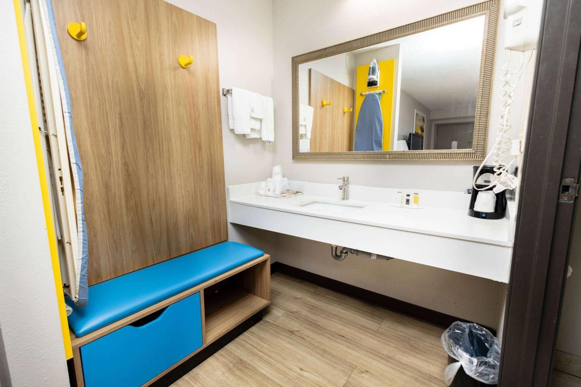 Days Inn By Wyndham Dayton Huber Heights Northeast Esterno foto