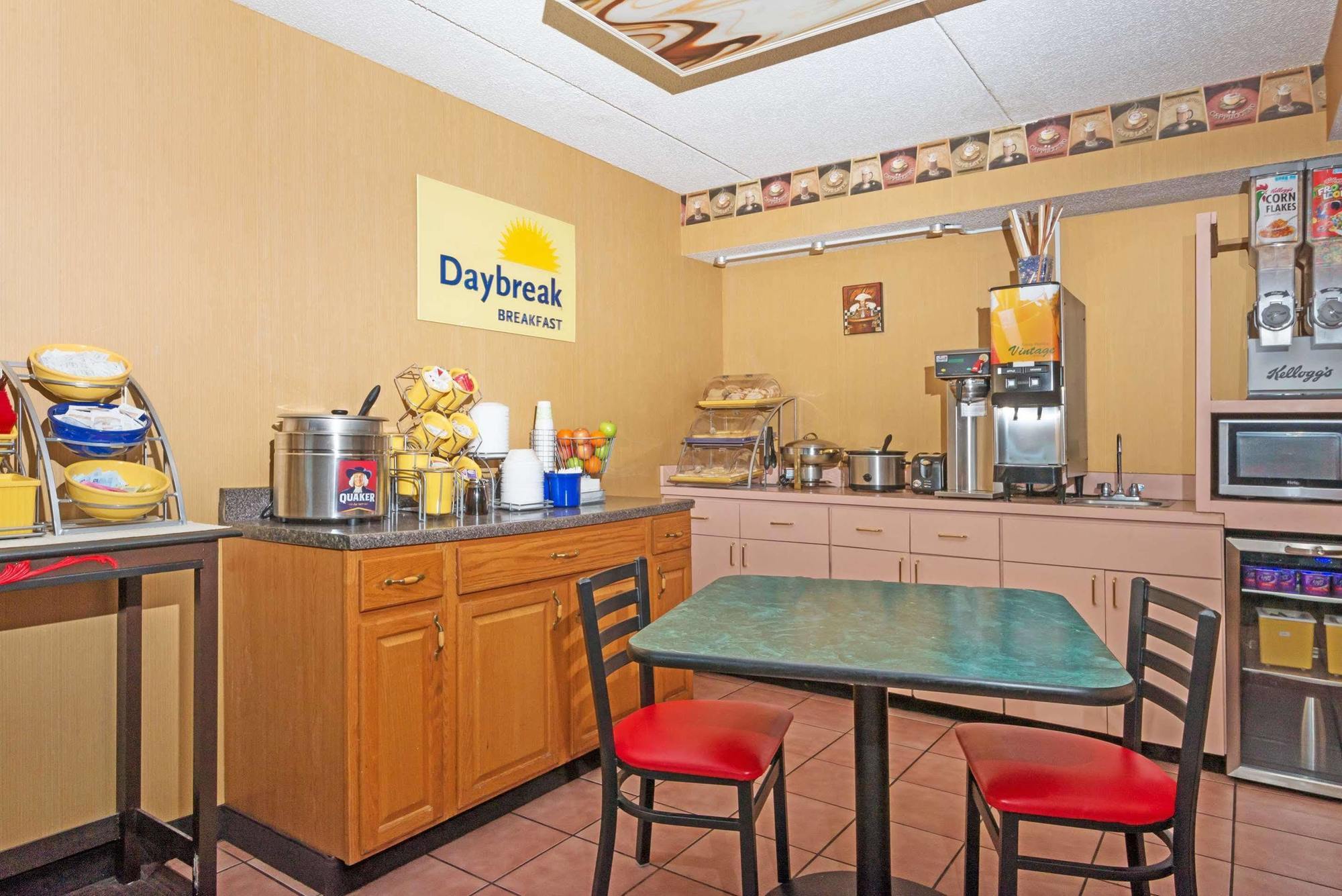 Days Inn By Wyndham Dayton Huber Heights Northeast Esterno foto